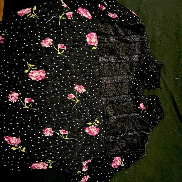 Three quarter sleeve black lace and floral blouse. - Picture 2 of 4